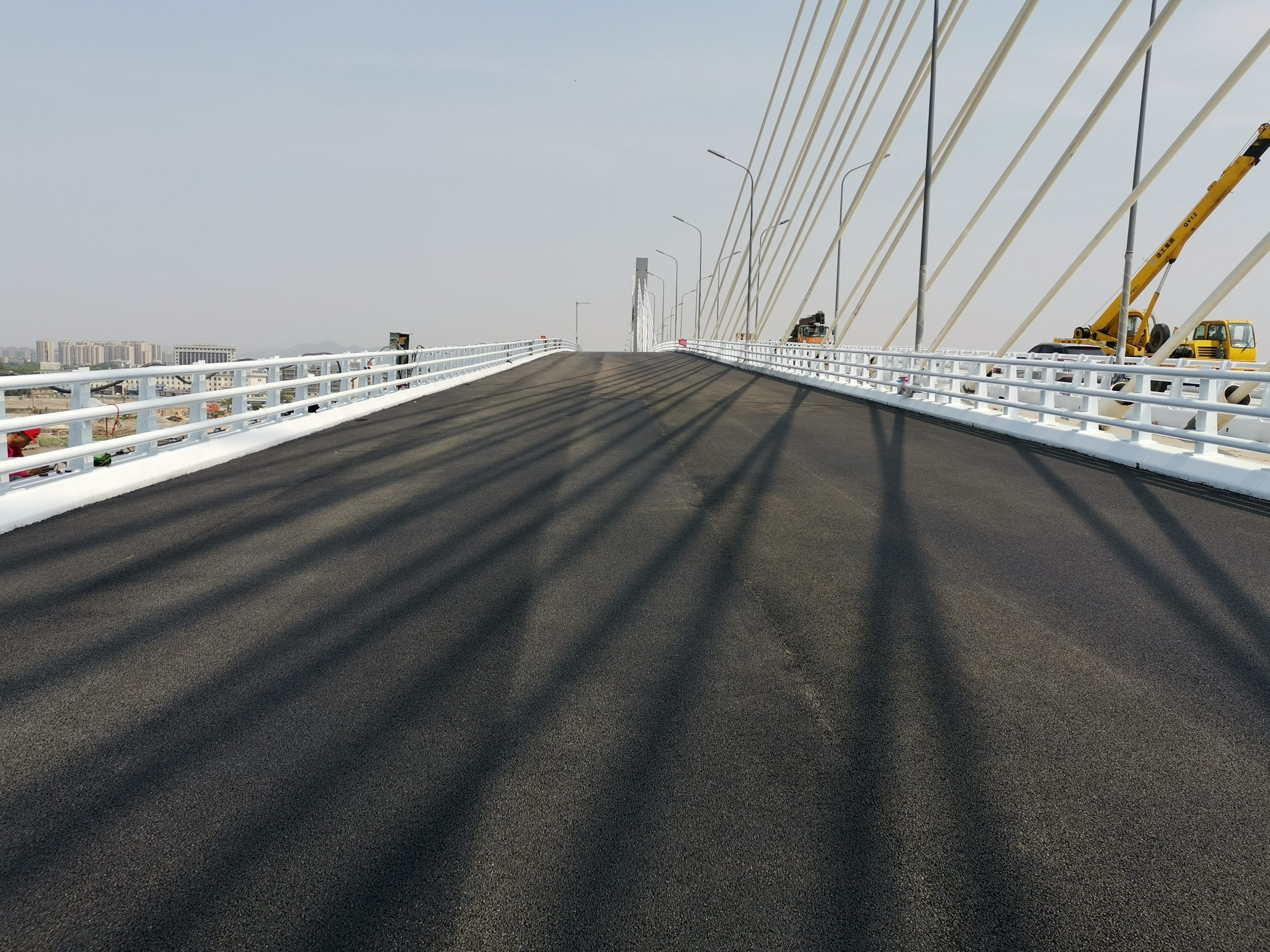 道路桥面施工与交通工程现场
