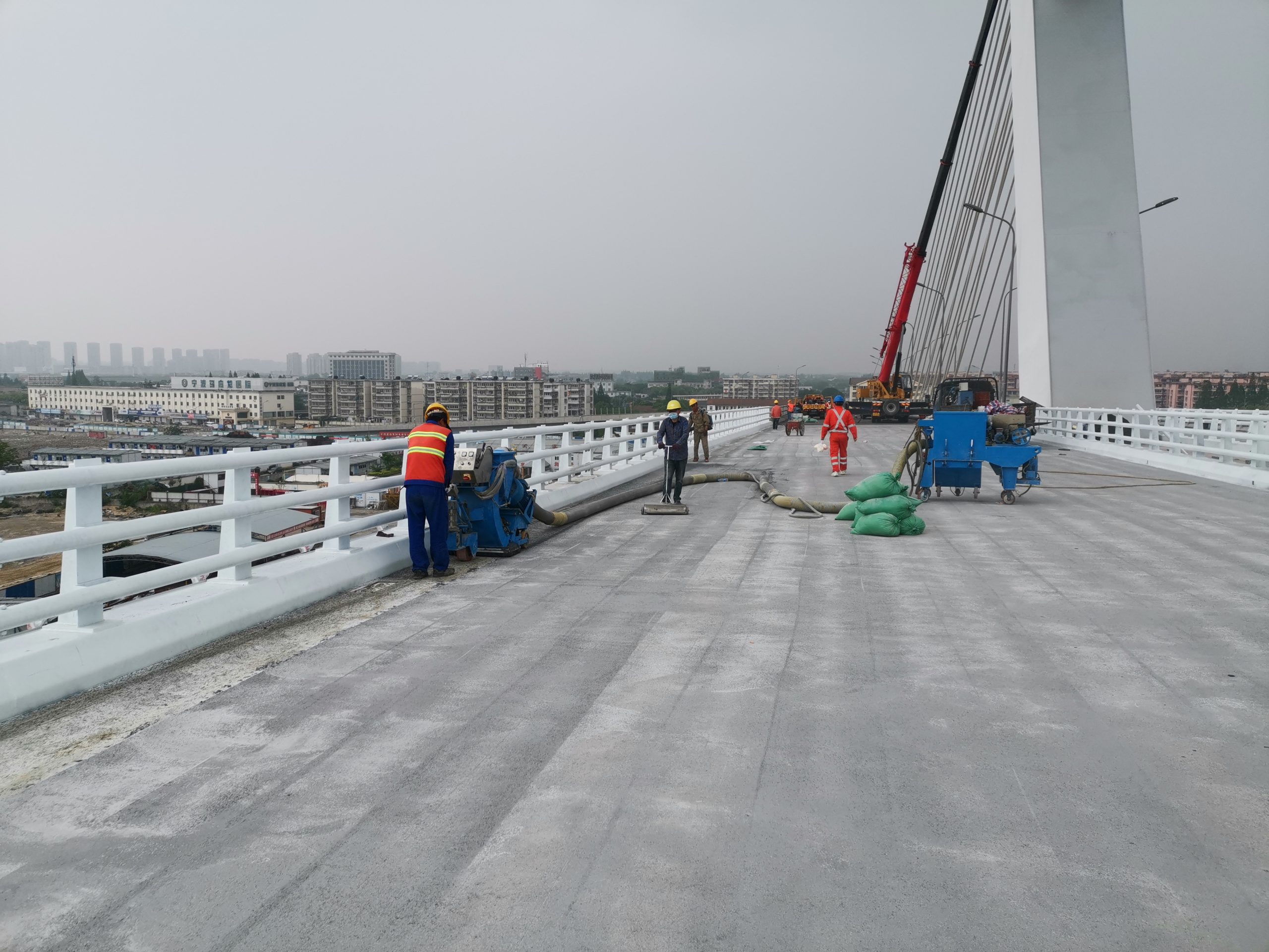道路桥面施工与交通工程现场