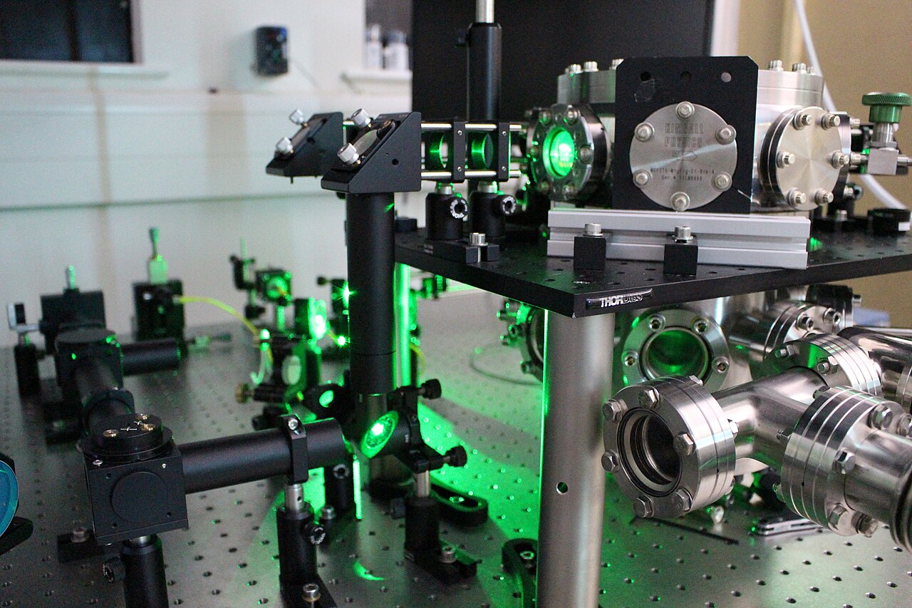 用于光镊悬浮纳米金刚石实验的光学平台和绿色激光光路