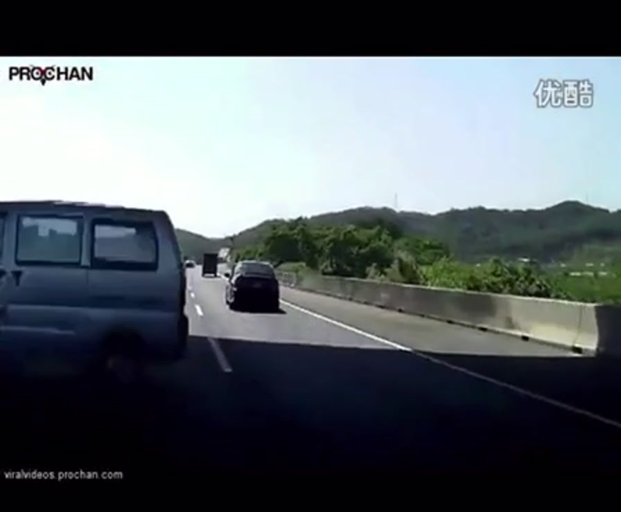 原始视频约17.2秒，失稳车辆横向接近拍摄车辆路径