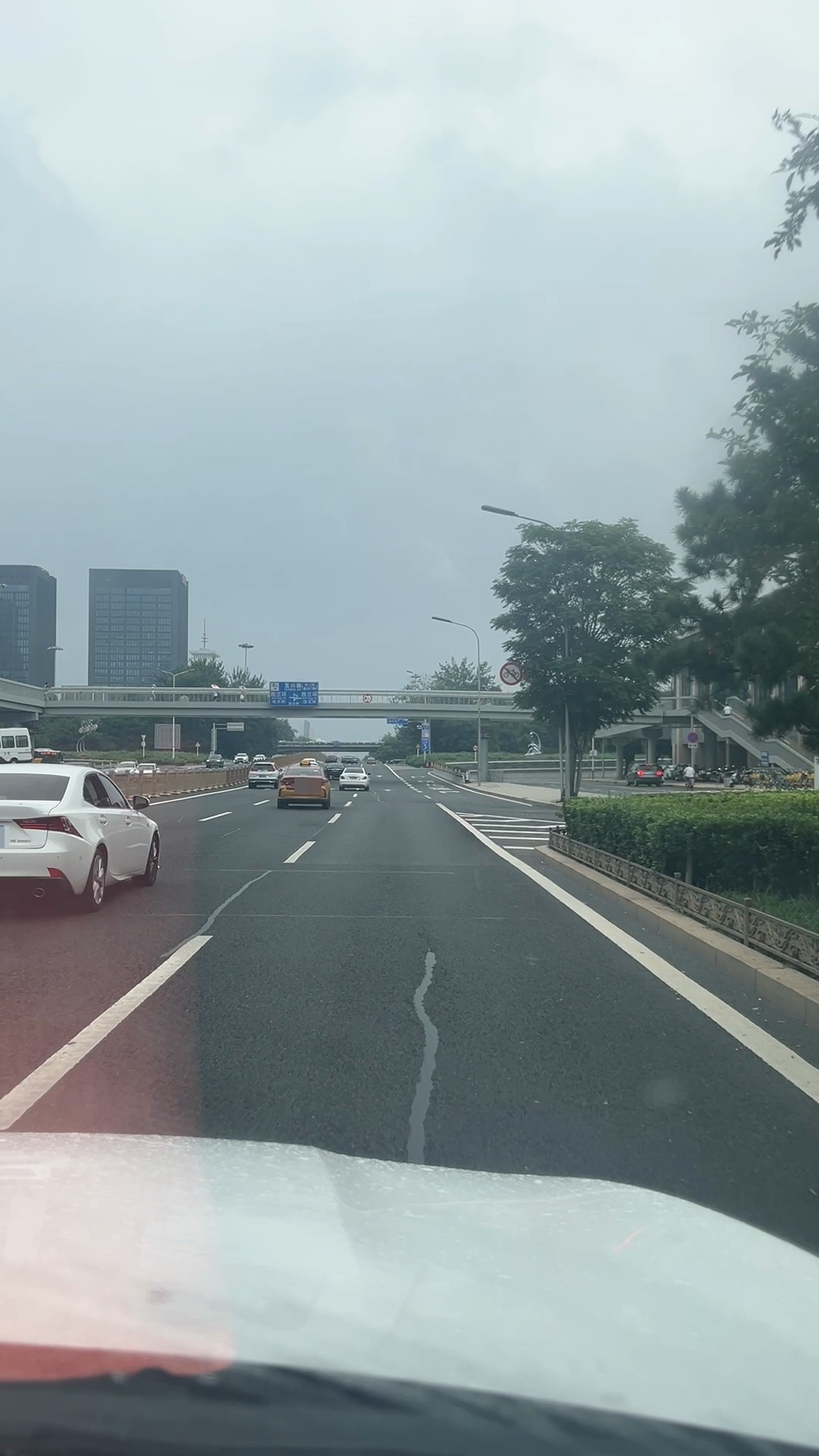视频约9秒，桥上预告牌进入前方视野