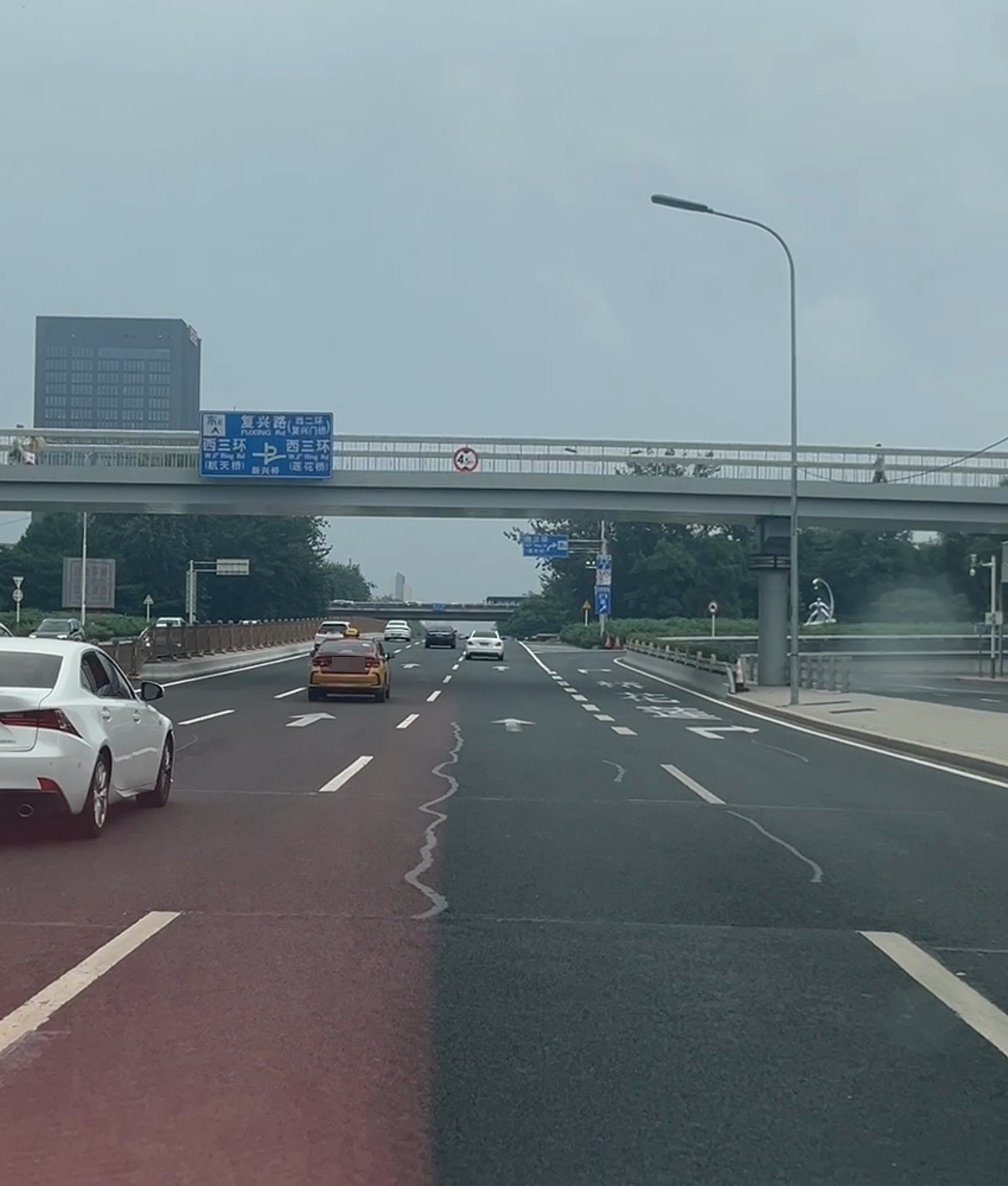 视频约12秒，桥上预告牌以航天桥和莲花桥区分两条西三环路径