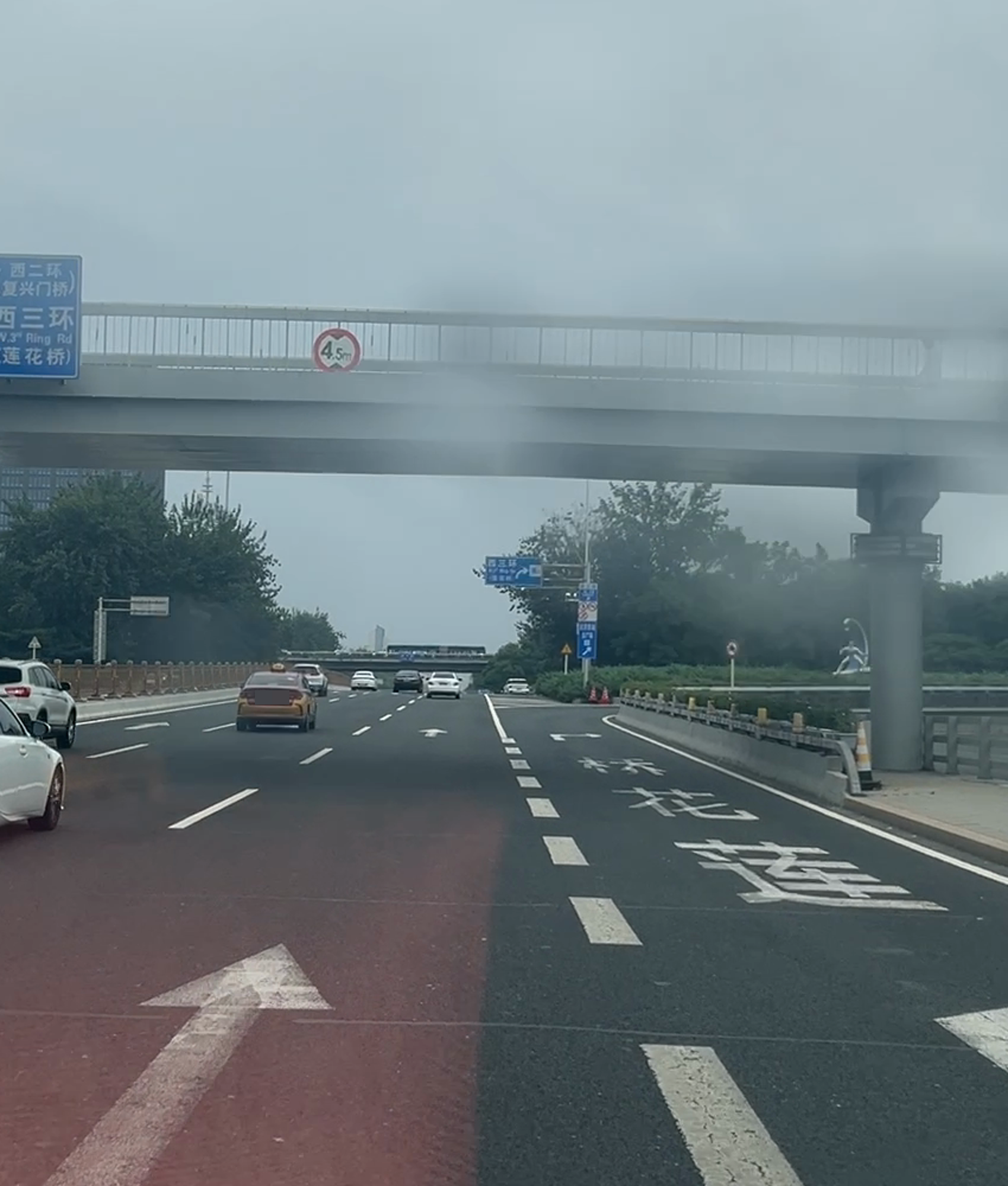 视频约14秒，右侧车道路面出现西三环文字和右转箭头