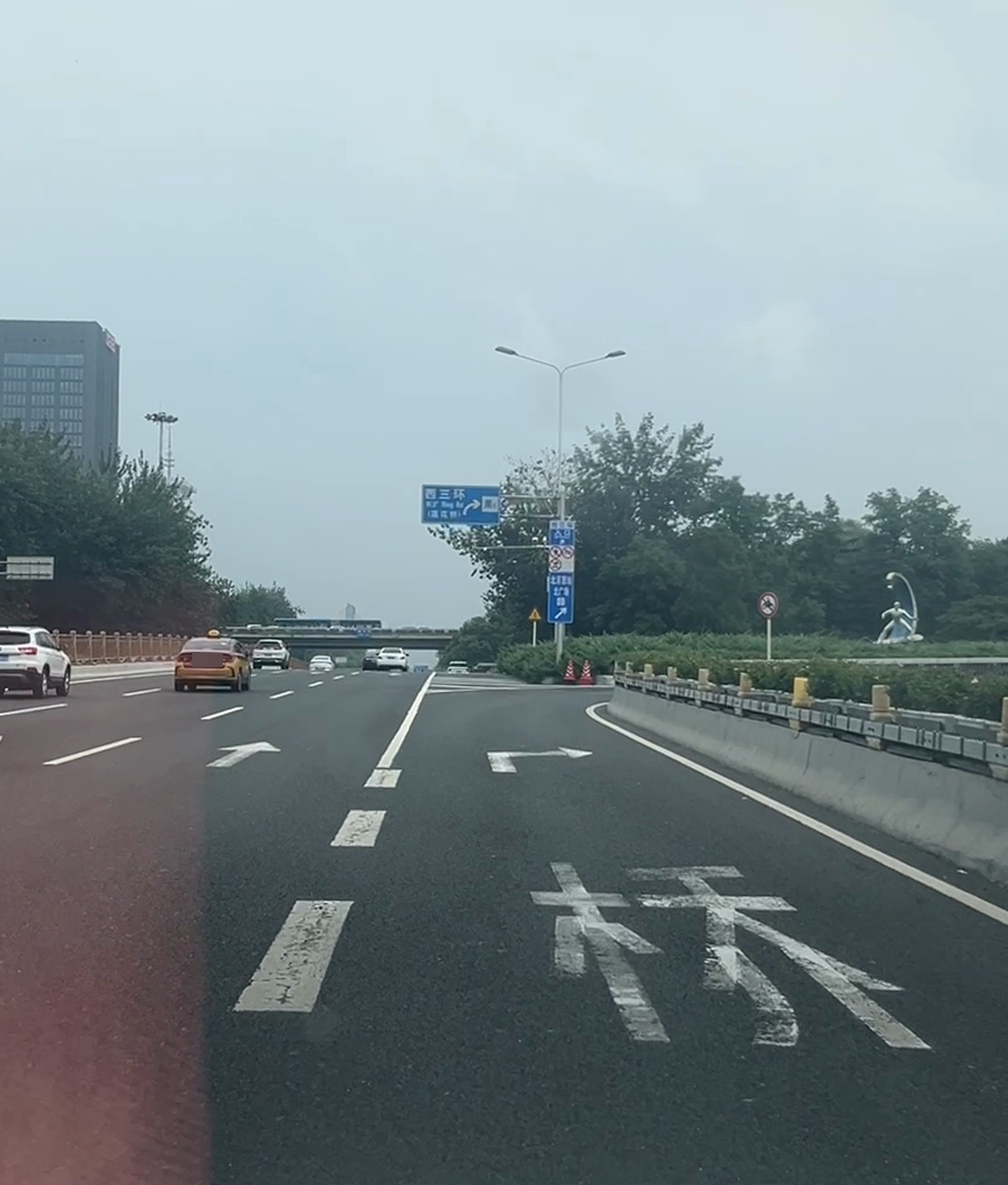 视频约16秒，车辆接近右侧入口，末端标志逐渐可辨