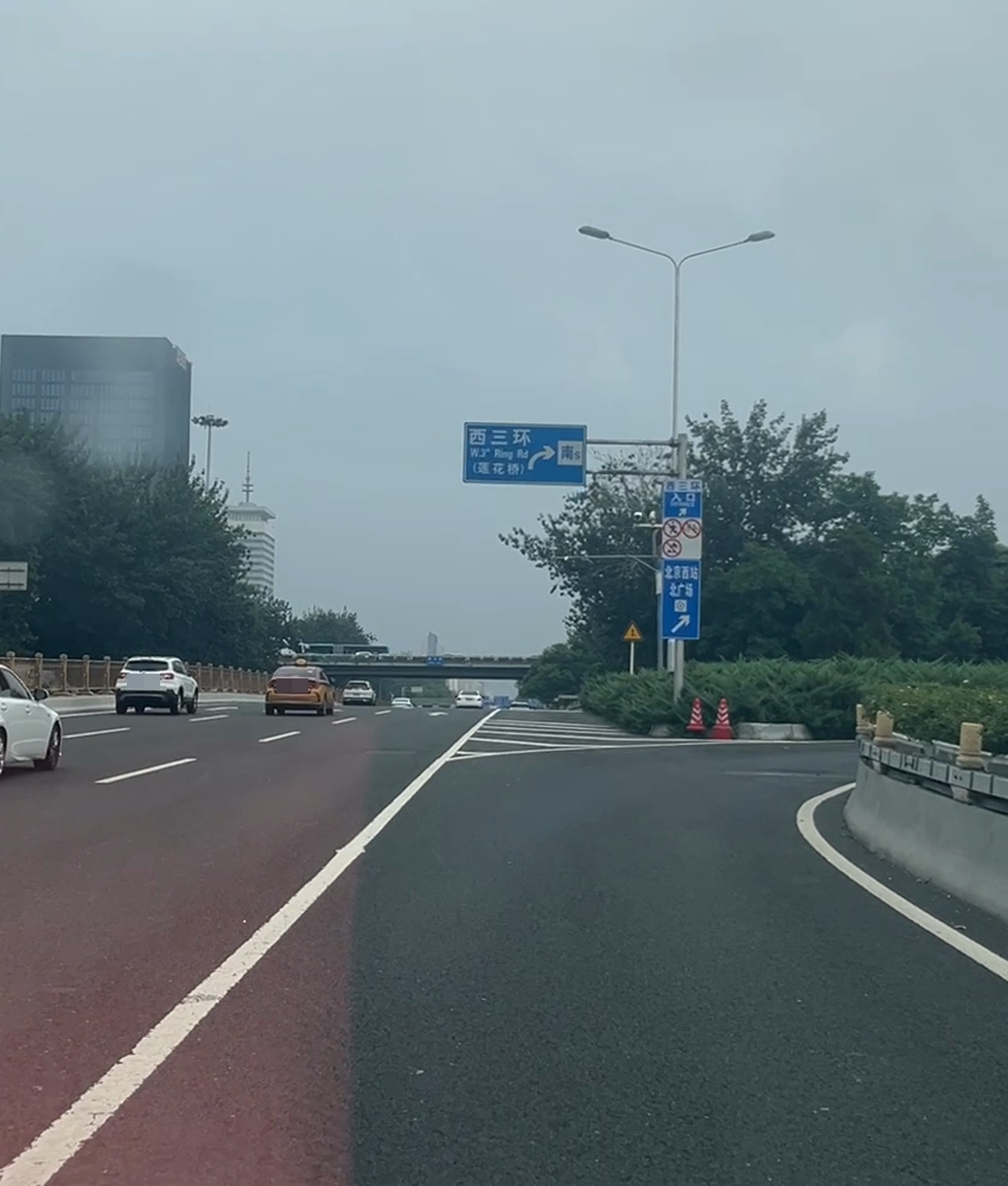 路口标志并不少，为什么驾驶人仍可能来不及判断？